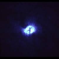 Staubabsorption formt ein Kreuz inmitten von M51, beobachtet mit dem HST