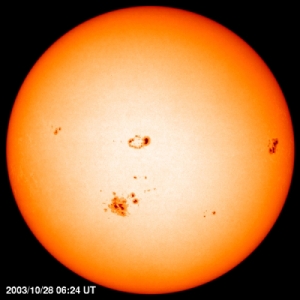 SOHO-Bild der Sonne mit Sonnenflecken und Randverdunklung 2003