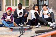 Glückliche Teenager verbringen ihre Zeit, um gemeinsam auf das Smartphone zu schauen
