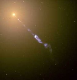 Der eindrucksvolle Jet der aktiven Galaxie M87, beobachtet mit dem HST