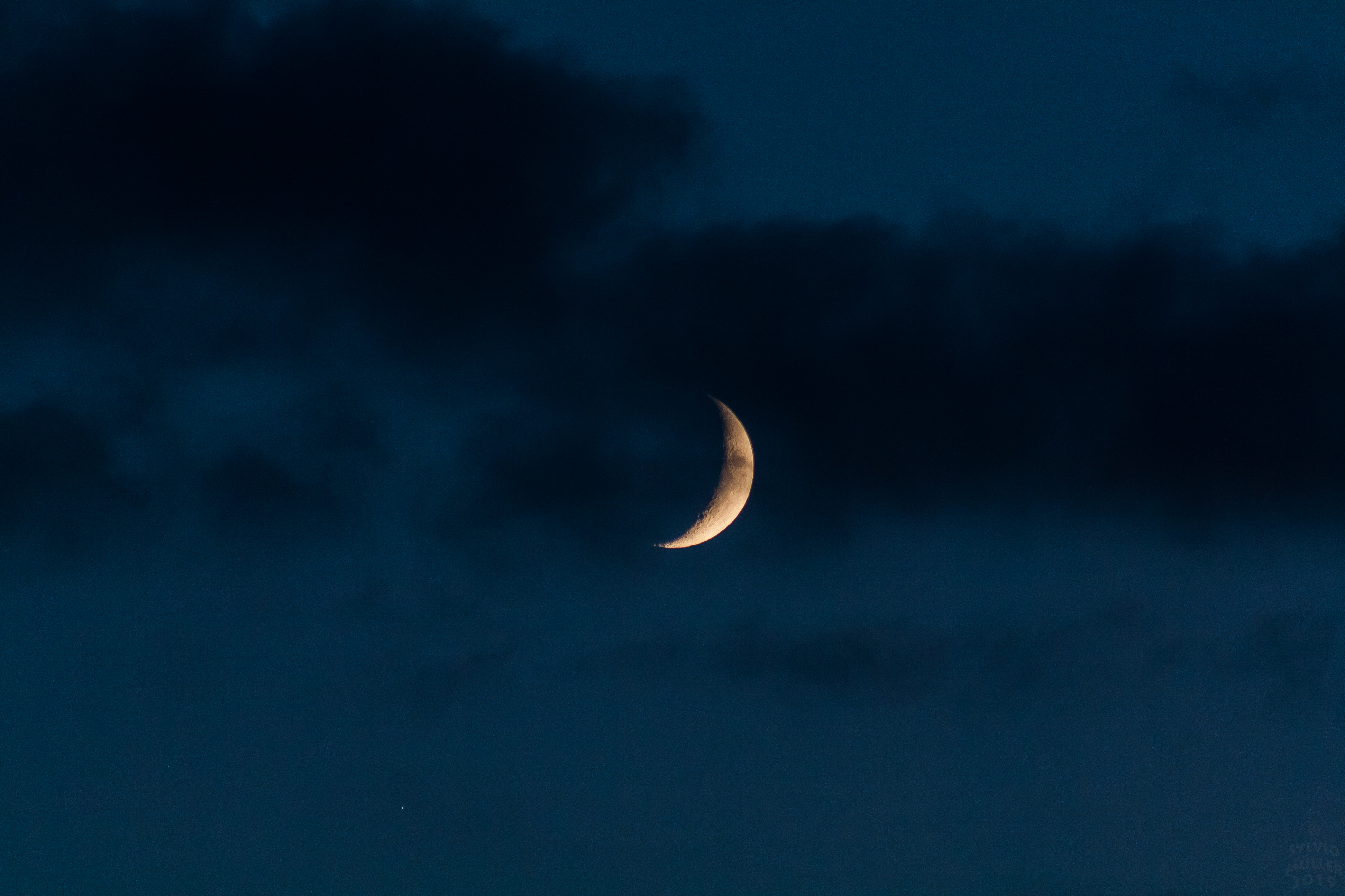 Новолуние в саудовской аравии. Луна месяц. Месяц на небе. Полумесяц на небе. Ночное небо с месяцем.