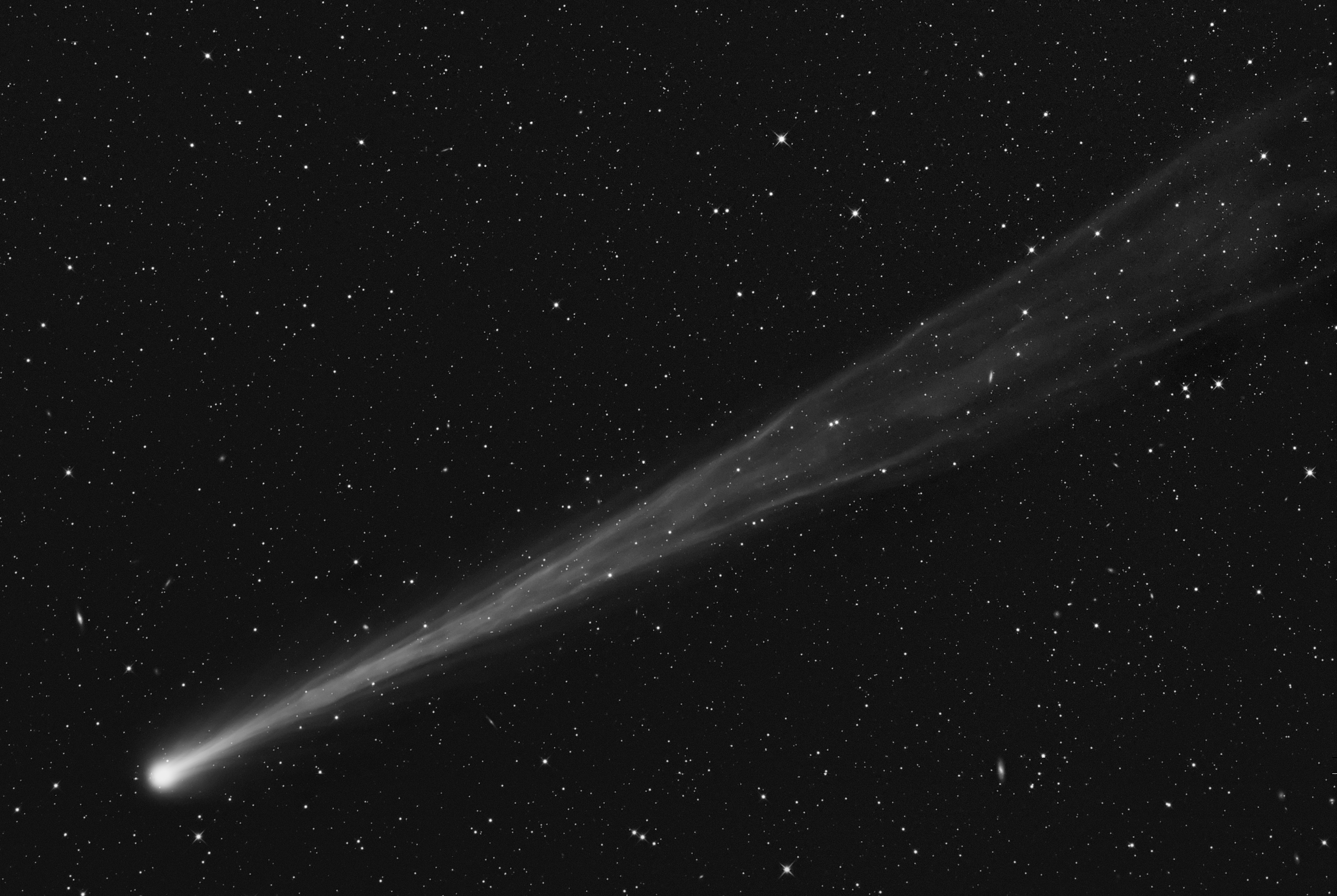 Почему у кометы хвост. Комета Каталина. Комета 1811. Комета 1811 года.