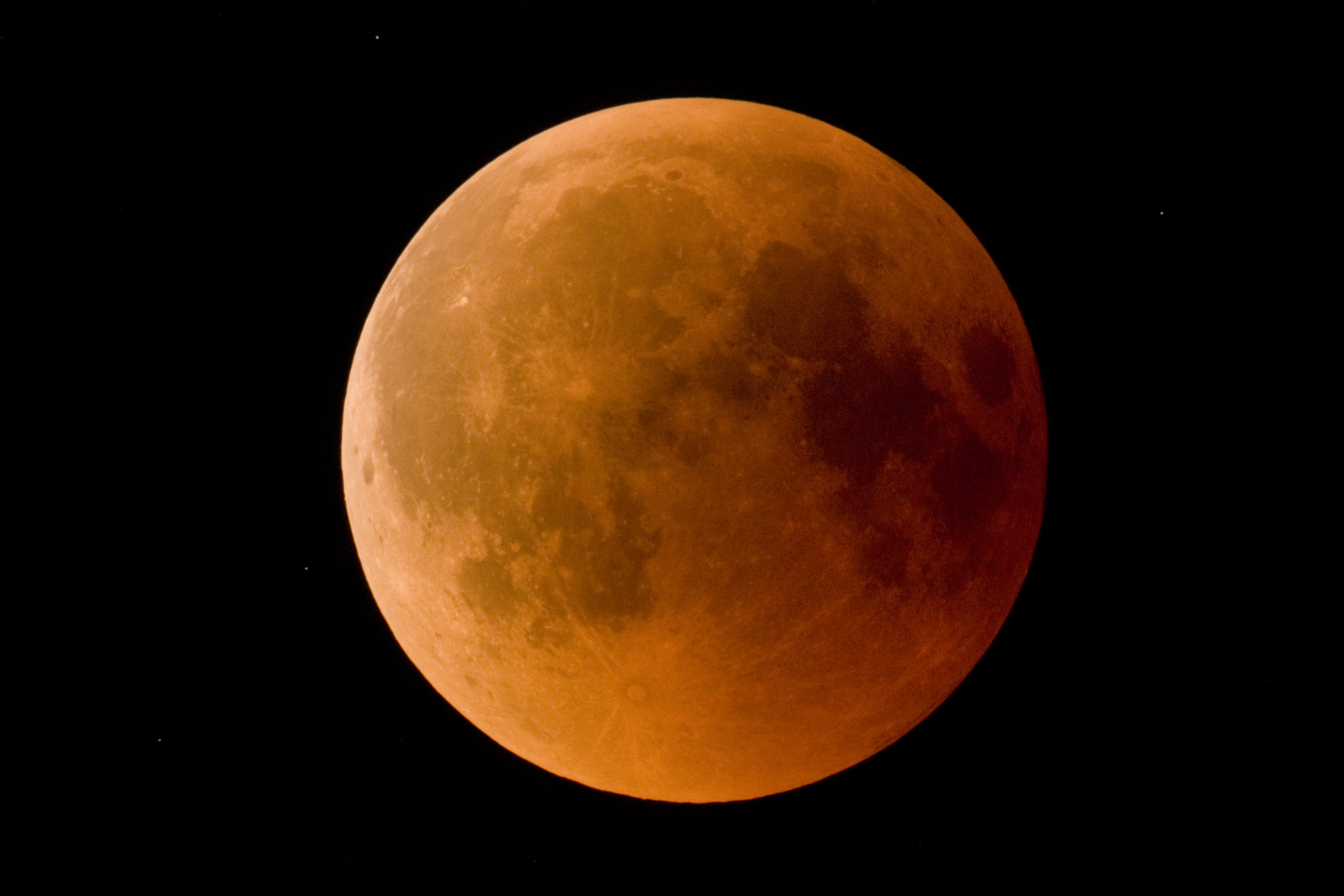 Сегодня затмение луны есть. Затмение Луны. Полное затмение Луны. Кровавая Луна 2022. Лунное затмение Кровавая Луна.