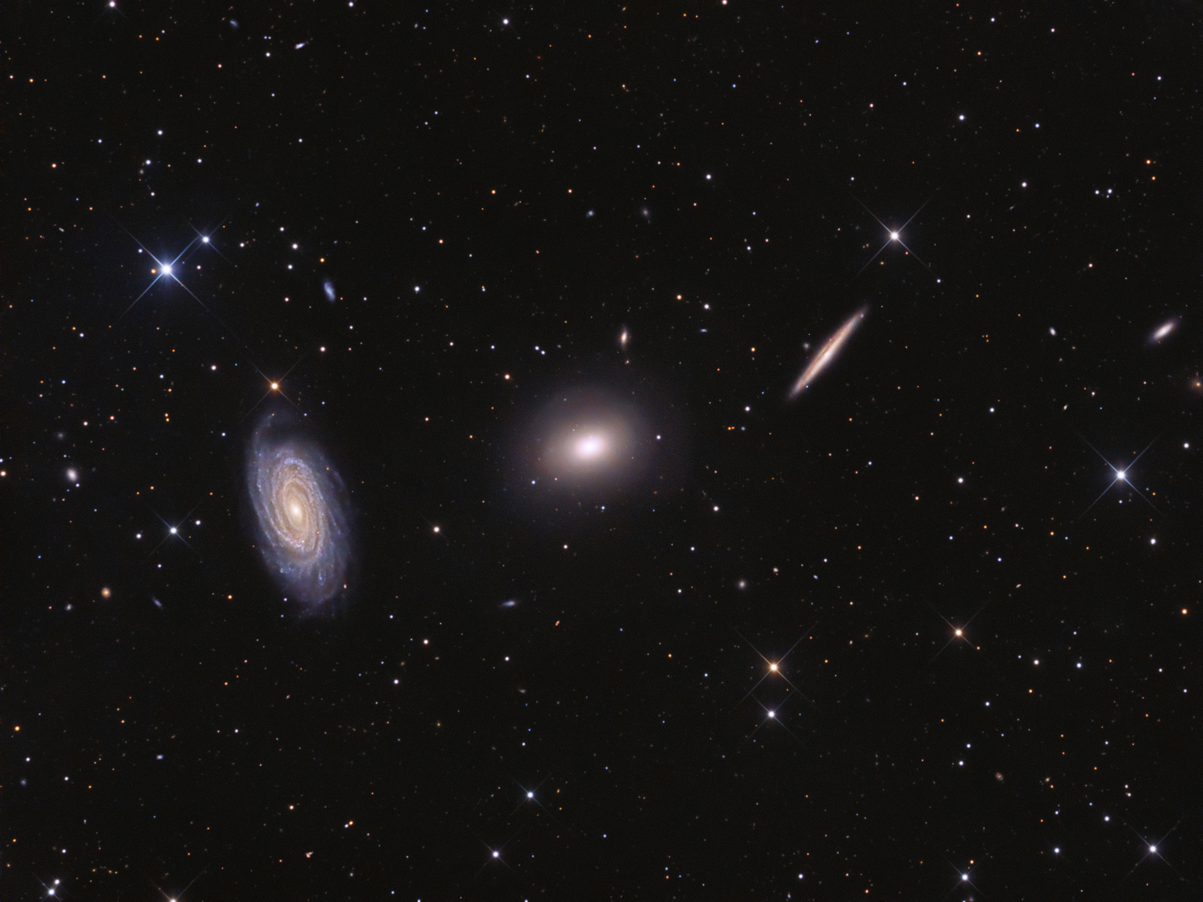DracoTriplett NGC 5985, NGC 5982, NGC 5981 Spektrum der Wissenschaft