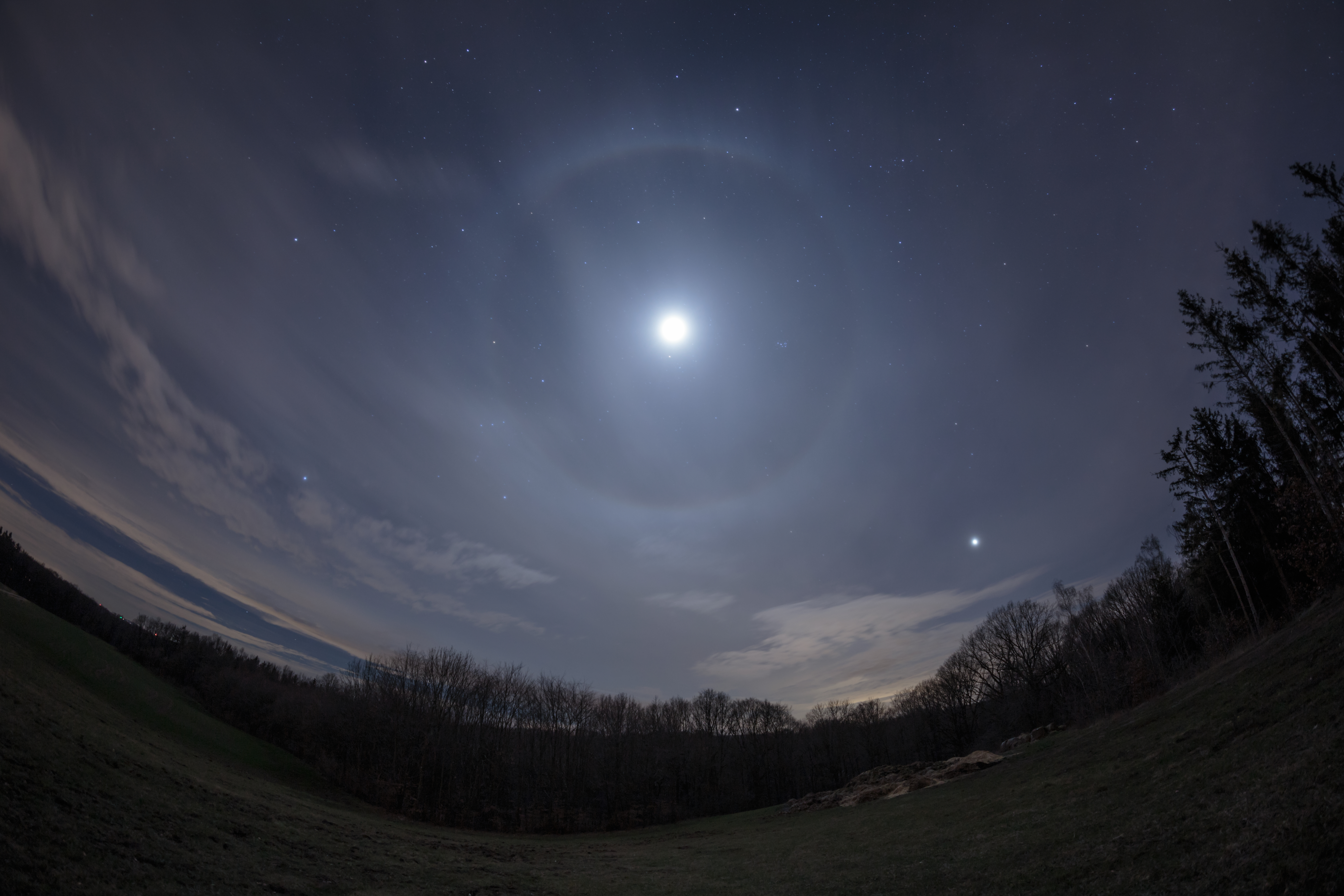 22 Ring Um Den Mond Spektrum Der Wissenschaft