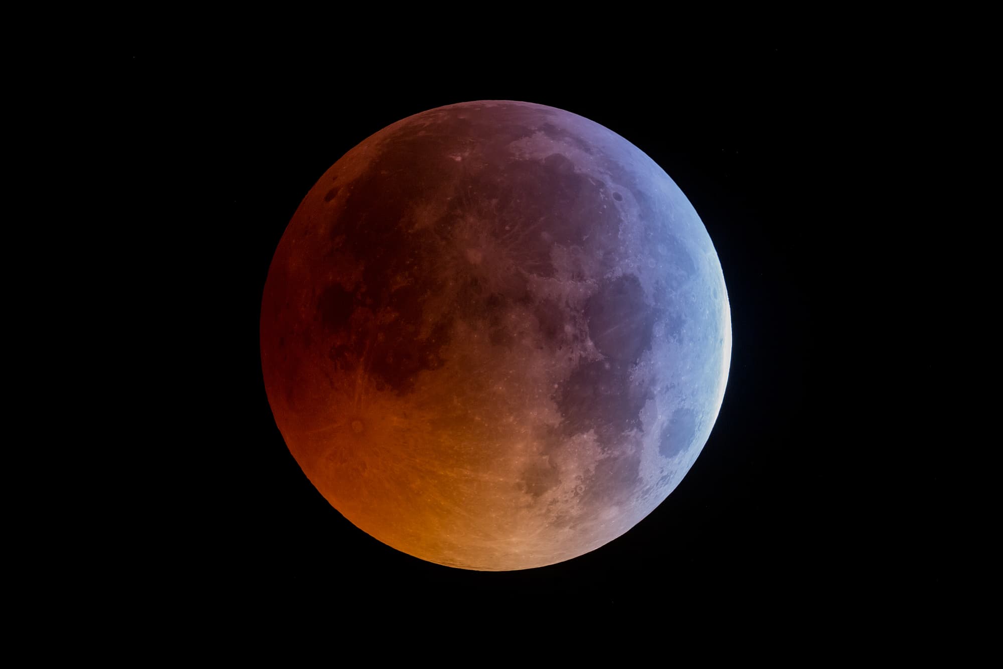 Totale Mondfinsternis - Spektrum der Wissenschaft