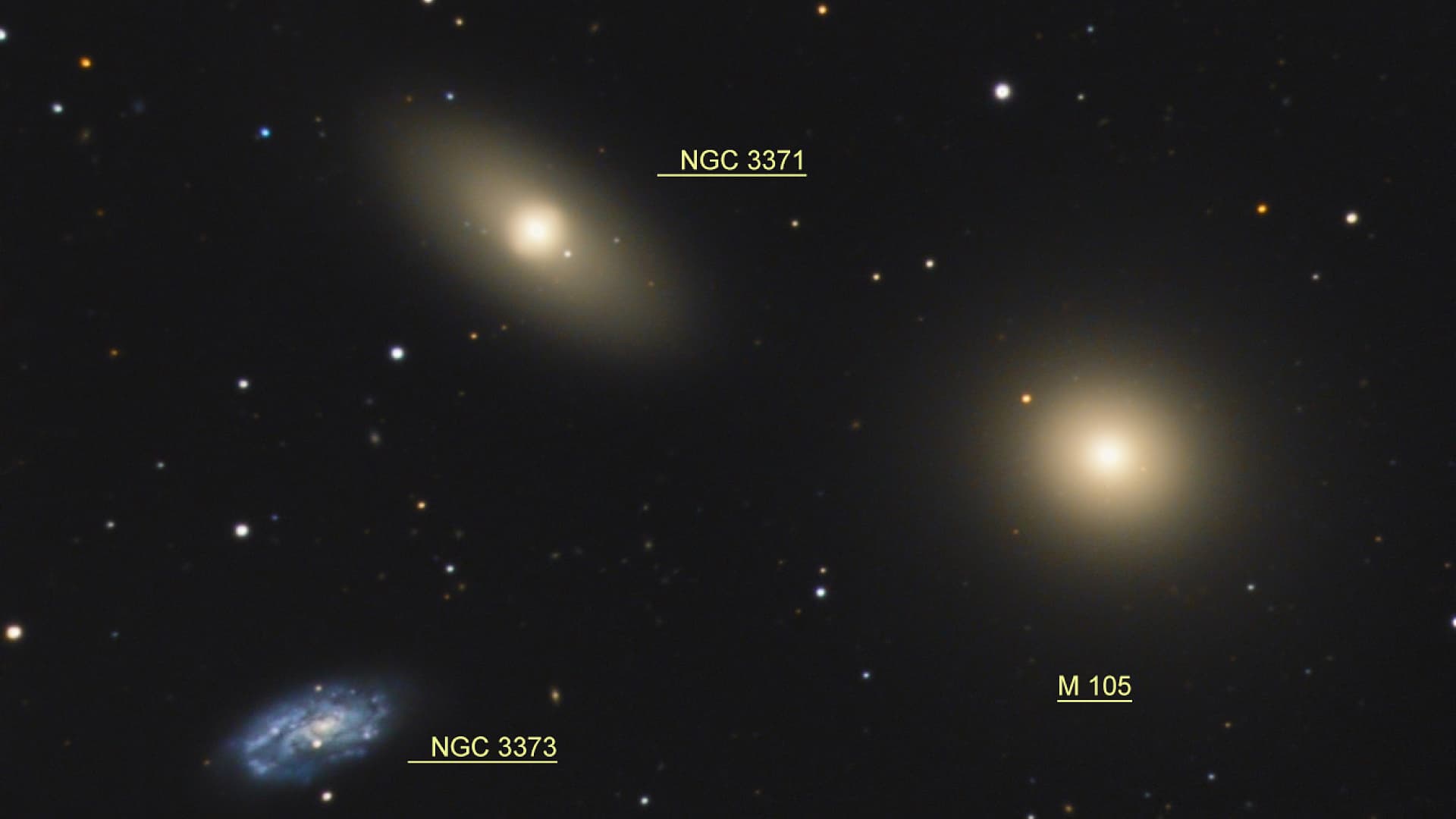 Messier 105, NGC 3371 und NGC 3373 2 Spektrum der Wissenschaft