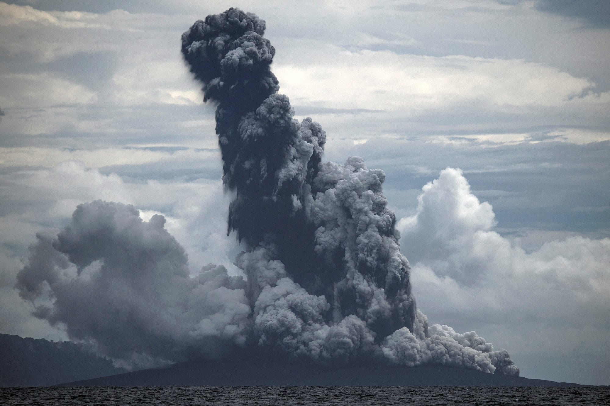  Vulkanausbruch  Krakatau  b  te zwei Drittel seiner H he 