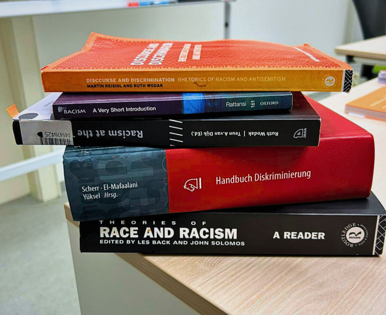 Der Rassismus-Begriff: Von internationalen zu deutschen Diskursen. Ein Überblick über die Forschung und wissenschaftliche Perspektiven.