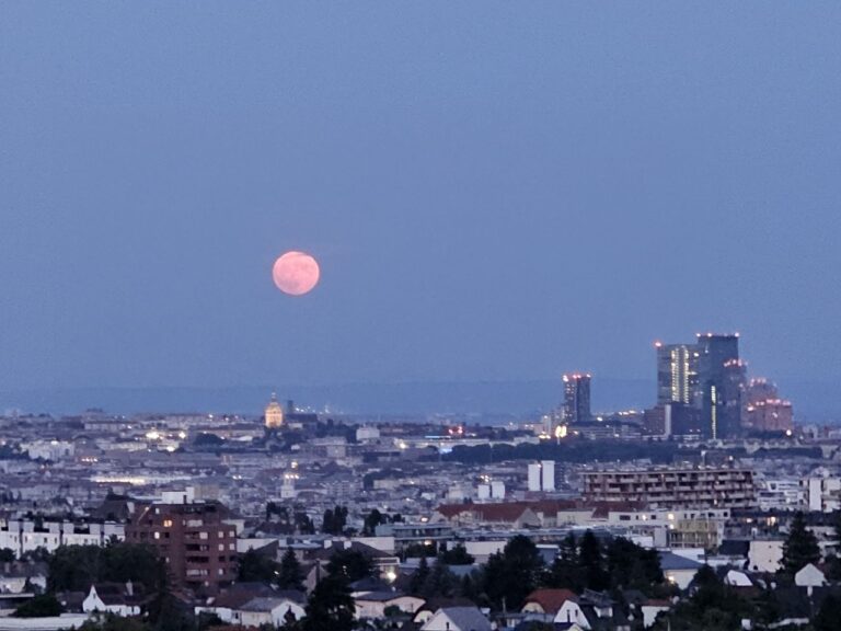 Erdbeermond