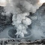 Aschewolke aus dem Krater des Vulkans ‚Aso‘ in Japan