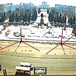 Ausschnitt aus Videoaufnahme des Meteors mit eingezeichnetem Schattenverlauf von Straßenlaternen